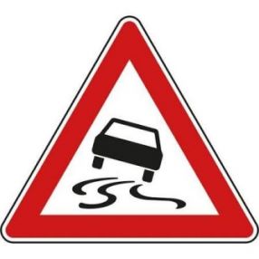 Schild Schleudergefahr bei Nässe