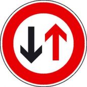 Schild Gegenverkehr Vorrang gewähren