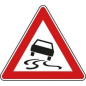 Schild Schleudergefahr bei Nässe