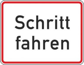 Zusatzschild Schritt fahren